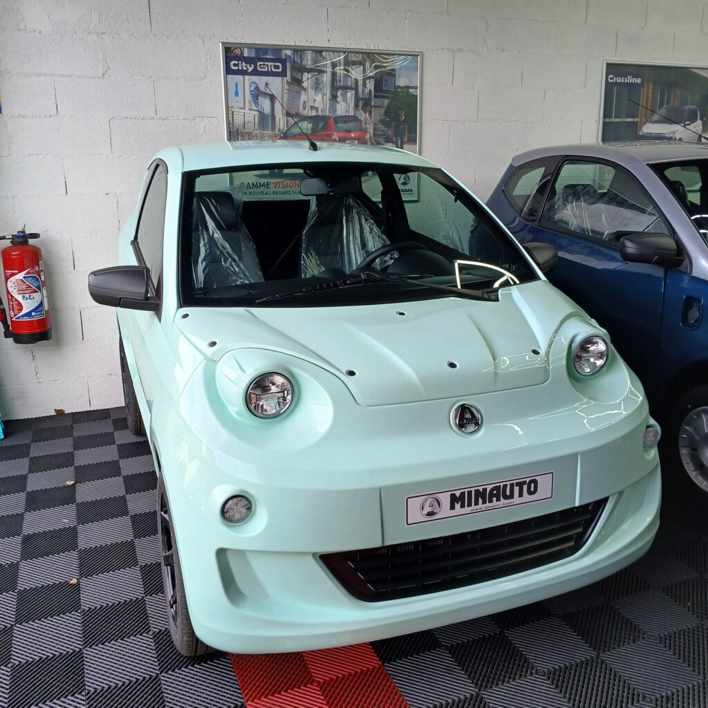 Vue avant de l’Aixam Minauto Access Vert Jade voiture sans permis