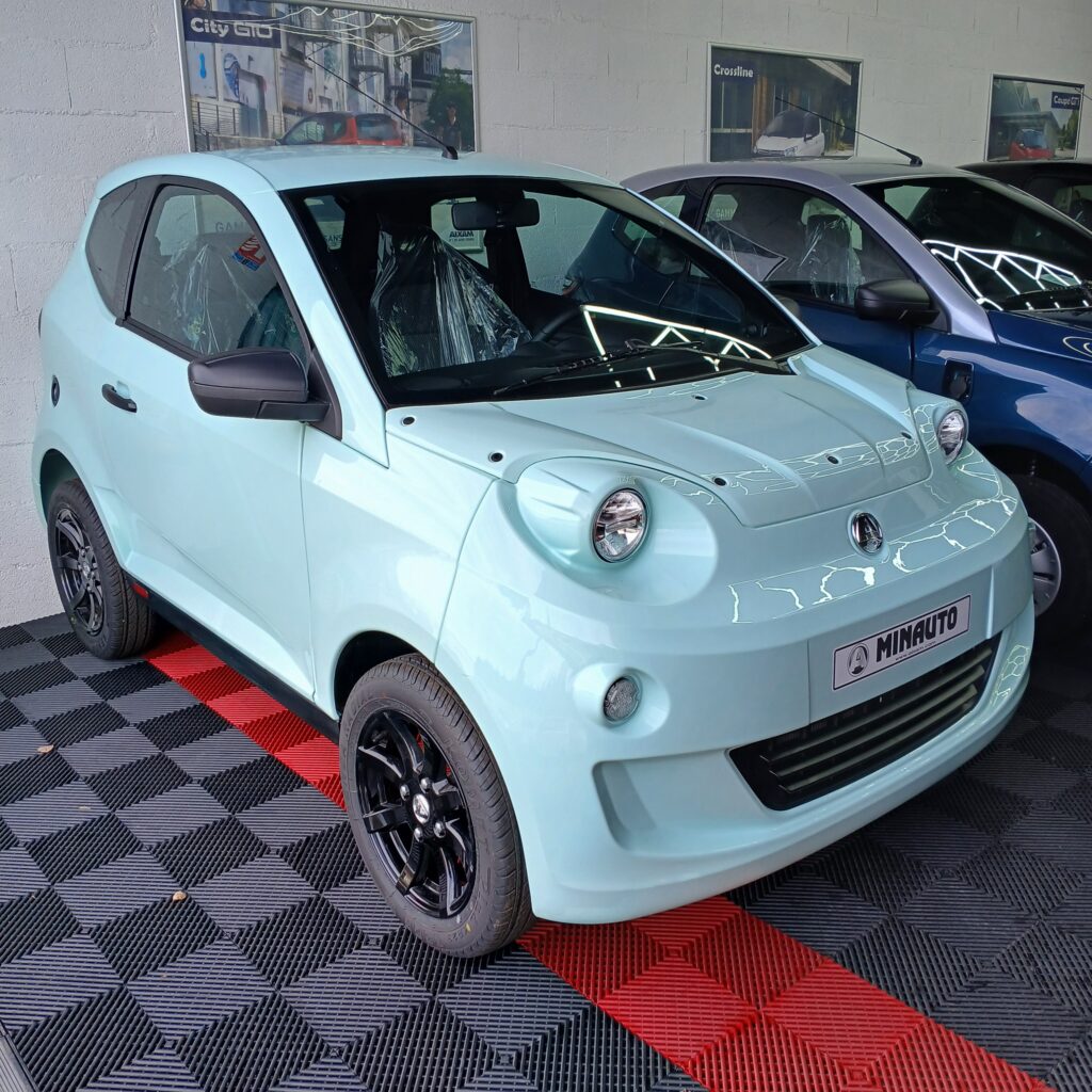 Vue trois quarts de l’Aixam Minauto Access Vert Jade chez Horizon VSP