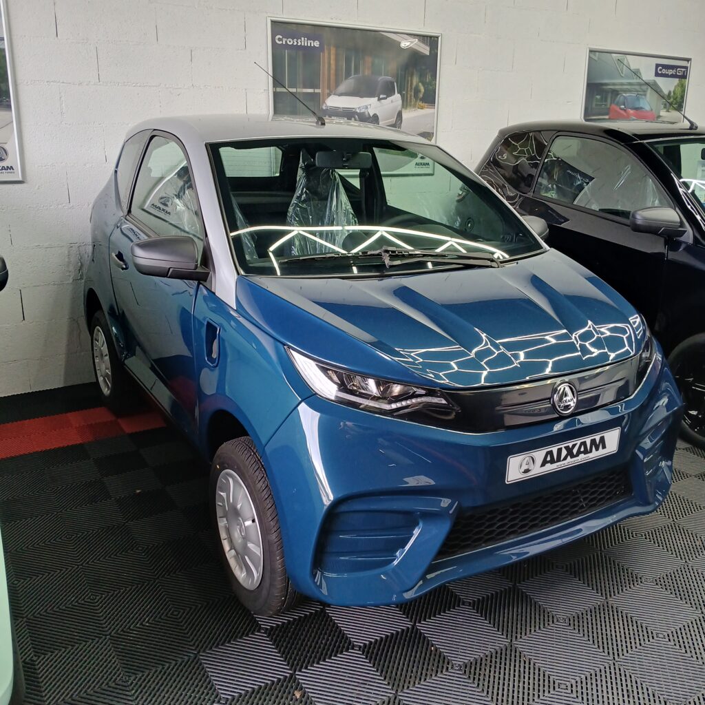 Vue avant de l’Aixam e-City Pack Bleu Colvert chez Horizon VSP