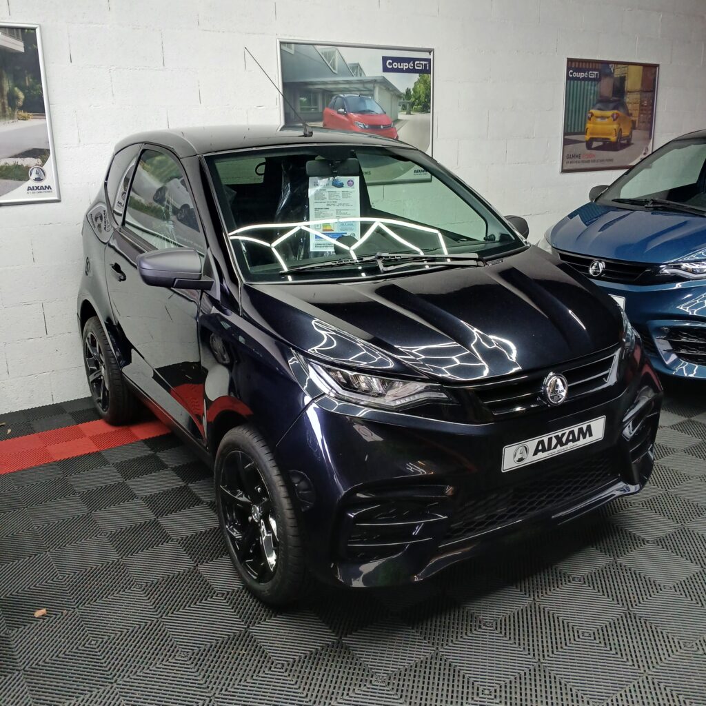 Vue avant de l’Aixam City Sport Noir Métallisé chez Horizon VSP