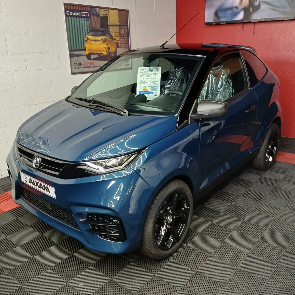 Vue avant de l’Aixam Coupé Sport Bleu Colvert chez Horizon VSP à Saint-Orens