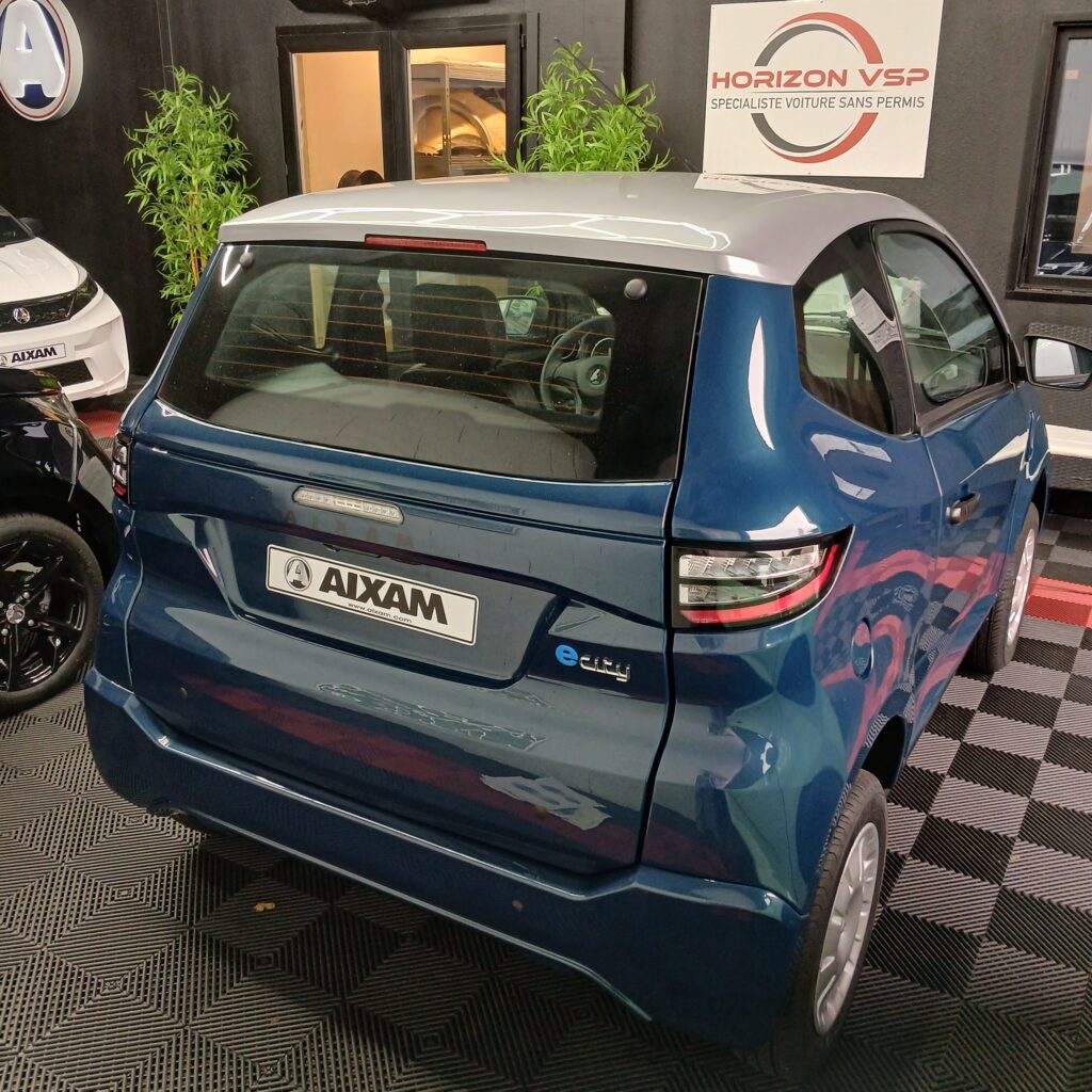 Vue arrière de l’Aixam e-City Pack Bleu Colvert électrique
