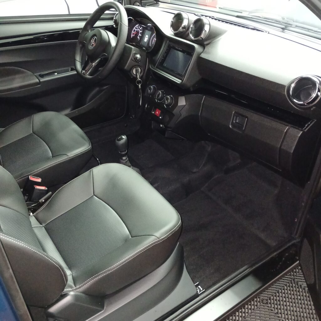 Habitacle moderne de l’Aixam Coupé Sport Bleu Colvert