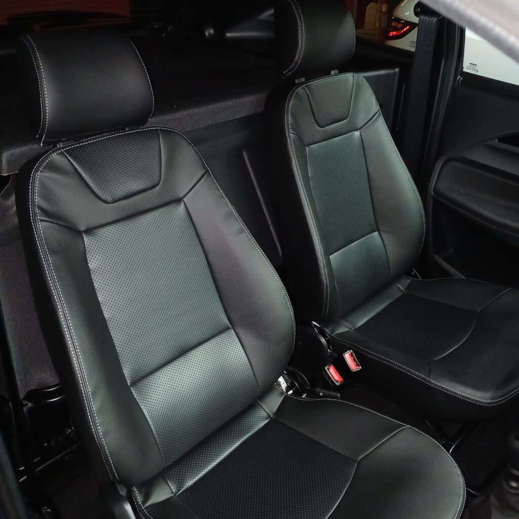 Sièges sport noirs de l’Aixam Coupé Sport Bleu Colvert