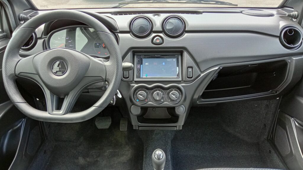 Intérieur de l’Aixam Minauto disponible à la location à toulouse