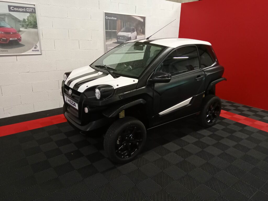 Aixam e-City électrique noir mat et blanc en showroom