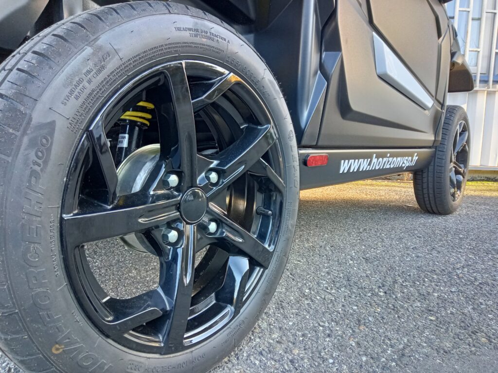 Jantes noires sport sur Aixam e-City électrique