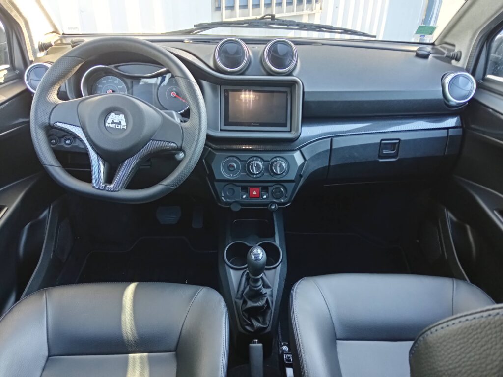 Tableau de bord moderne de l’Aixam e-City électrique