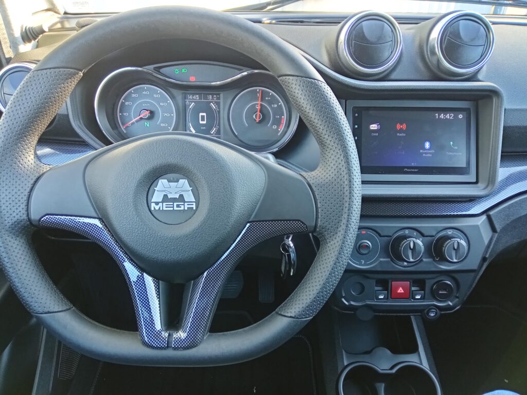 Écran tactile et instrumentation de l’Aixam e-City électrique