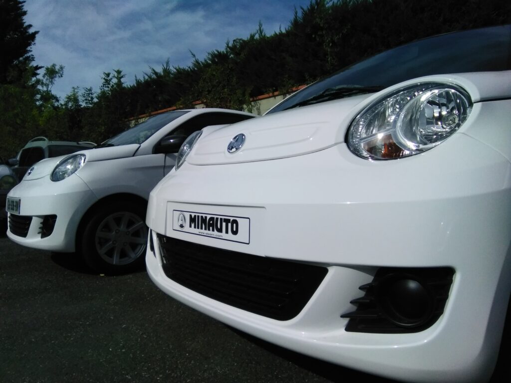 Intérieur de l’Aixam Minauto disponible à la location à Escalquens