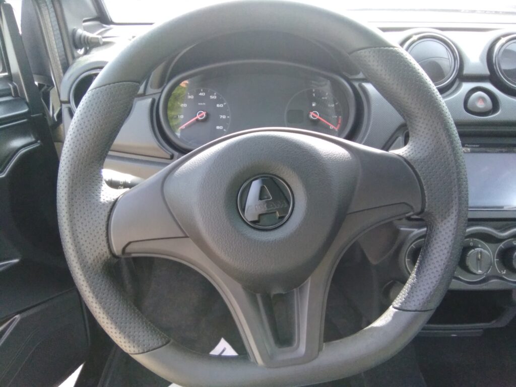 Intérieur de l’Aixam Minauto disponible à la location à toulouse