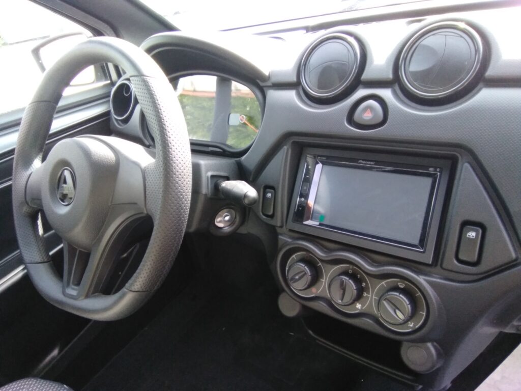 Intérieur de l’Aixam Minauto disponible à la location à Labege